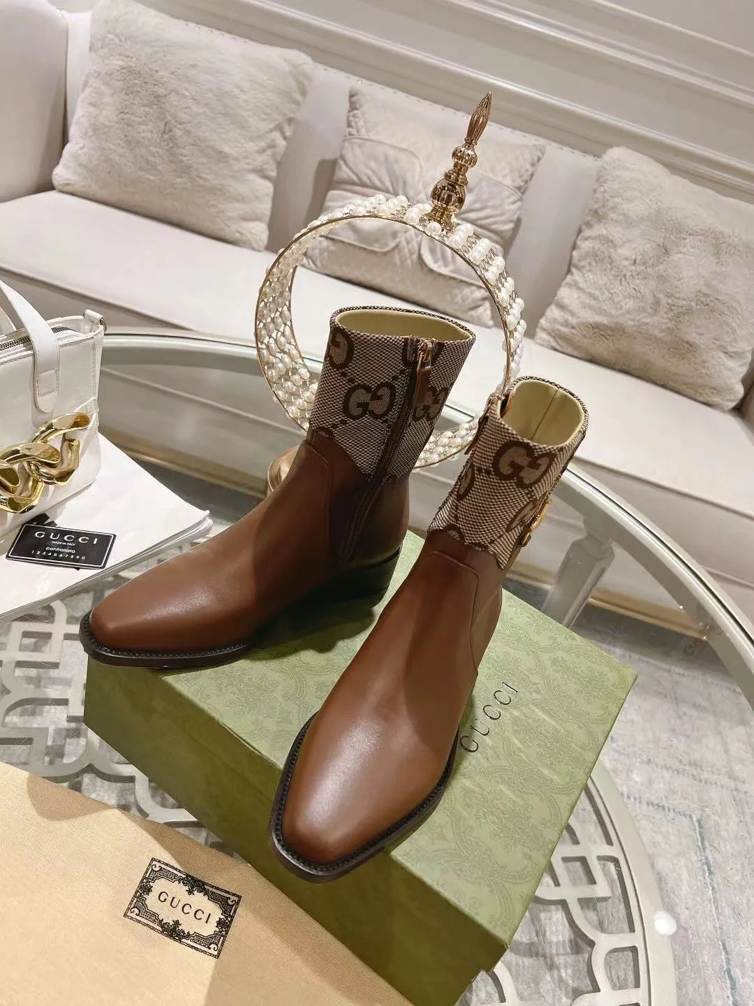 👟👟Ex-factory price 600👟👟 Gucci's latest popular half-horsebit detail boots for autumn and winter, European and American punk style riding boots, horsebit detail boots, the same style as the big-name street style darlings of European and American stars. Upper: Calfskin imported from Italy Size: 35-42#